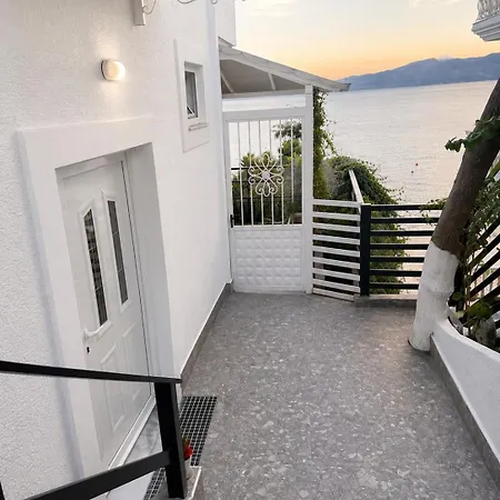 Geni Sea View 3* Saranda